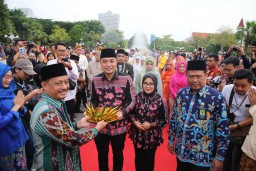 Resepsi Akbar Isbat Nikah Massal di Balai Kota Surabaya: 330 Pasangan Rayakan Pernikahan