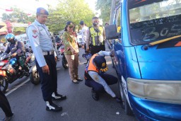Dishub Surabaya Tertibkan 2 Orang Jukir Liar di Jalan Semarang