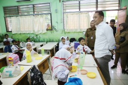 Demi Kesehatan Anak Surabaya, Wali Kota Eri Perkuat Pengawasan Jajanan Sekolah