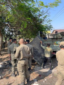 Sebabkan Kemacetan, Satpol PP Surabaya Tertibkan Usaha Barang Bekas di Bantaran Sungai Kali Tebu