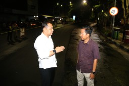 Jelang Tengah Malam, Wali Kota Eri Cek Proyek Pengaspalan di Jalan Bubutan