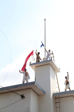 Teatrikal Perobekan Bendera di Depan Hotel Majapahit, Wali Kota Eri: Edukasi Kepada Generasi Muda