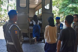 Amankan 10 Pelajar Bolos di Warung Kopi, Pemkot Surabaya Beri Sanksi Sosial Hingga Pendampingan