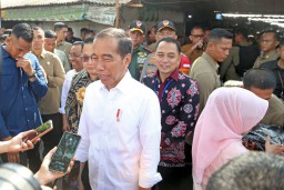 Kunjungi Pasar Dukuh Kupang, Presiden Jokowi Sebut Harga Telur Terlalu Murah