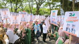 Menggema! Aksi Spontan Emak-emak Banyuwangi Teriak 'Wayahe Ganti' Didengar Pendukung Istri Menpan RB