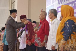 Wisuda 1.150 Selantang, Wali Kota Eri Cahyadi: Surabaya Hebat Tak Lepas dari Peran Lansia