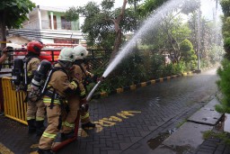Tangani 321 Kebakaran, Pemkot Surabaya Imbau Warga Perhatikan Konsleting Listrik dan Lahan Terbuka