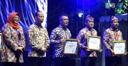 Pemkot Surabaya Raih 4 Penghargaan Terbaik Pertama di Jatim Public Relation Award 2024