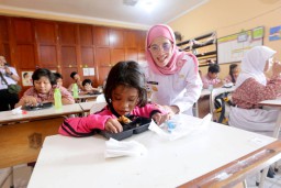 Tinjau Pelaksanaan Uji Coba Makan Gratis, PJs Wali Kota Surabaya Minta Perhatikan Variasi Menu