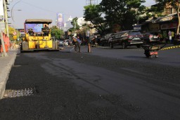 Pengaspalan Jalan Sebabkan Debu, DSDABM Surabaya: Proyek Dipercepat untuk Atasi Banjir Musim Hujan