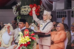 Gelar Upacara-Ziarah Nasional, PJs Wali Kota Restu Novi Ajak Warga Surabaya Teruskan Perjuangan Para Pahlawan