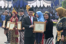 Peringati HGN dan KORPRI, Pemkot Surabaya serahkan Penghargaan Satyalancana Karya Satya hingga Upayakan Kesejahteraan Guru