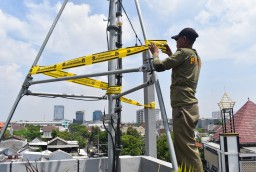 Pemkot Surabaya Segel Tower Telekomunikasi Tak Kantongi Izin