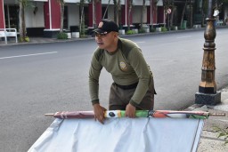 Pasca Pilkada 2024, Satpol PP Surabaya Bersihkan Alat Peraga Sosialisasi