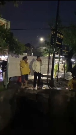 Surabaya Diguyur Hujan Deras, Wali Kota Eri Cahyadi Pilih Sidak Saluran daripada Pantau Penghitungan Suara