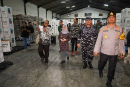 PJs Wali Kota Restu Novi bersama Forkopimda dan KPU Surabaya Tinjau Gudang Logistik Pilkada 2024
