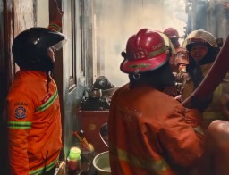 Pemkot Surabaya Terjunkan 16 Unit Mobil Damkar Tanggani Kebakaran Sejumlah Rumah di Kawasan Kemayoran Baru