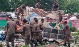 Kembalikan Fungsi Bozem Makam Putat, Satpol PP Surabaya Tertibkan Tiga Bangunan Liar