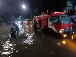 Hujan Deras dan Angin Kencang Landa Surabaya, Pemkot Kerahkan 25 Unit Mobil Damkar Tangani Genangan