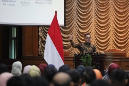Wamendagri Beri Pengarahan Sinkronisasi Pembangunan Pusat dan Daerah kepada Jajaran Aparat Pemkot Surabaya