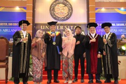 Momentum Hari Ibu, Wali Kota Eri Cahyadi Lakukan Prosesi Wisuda Gelar S3
