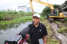 Bukan Kewenangan, Pemkot Surabaya Nekat Bersihkan Kali Perbatasan Demi Warga Tidak Banjir