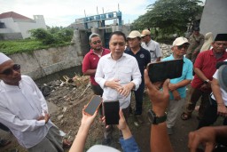 Wali Kota Eri Cahyadi Sidak Tanggul Jebol di Simo Hilir, Target Perbaikan 3 Hari