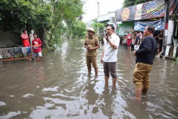 Wali Kota Eri Seharian Pantau Penanganan Banjir dari Gayungsari, Tenggilis hingga Rungkut