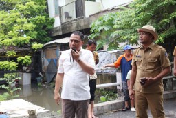 Bermalam di Sekitar Lokasi Banjir Gunung Anyar, Wali Kota Eri Pimpin Penanganan Darurat