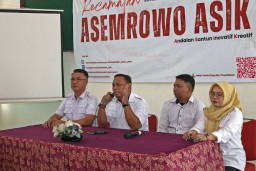Video Viral Massa Ormas Paksa Masuk Kantor Camat Asemrowo, Staf Ketakutan Sembunyi di Bawah Meja