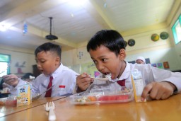 Dukung Program Makan Bergizi Gratis, Pemkot-DPRD Surabaya Siapkan Anggaran Rp1 Triliun
