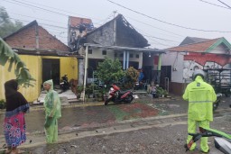 Angin Kencang Landa Surabaya, Belasan Atap Rumah Alami Rusak