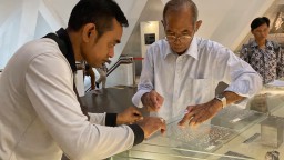Pemkot Surabaya Pasang Narasi Huruf Braille di Koleksi Museum 10 Nopember dan Tugu Pahlawan untuk Standar Aksesibilitas