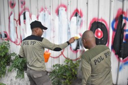 Tanggapi Aksi Vandalisme, Satpol PP Surabaya Cat Ulang Tembok Bertuliskan ‘Adili Jokowi’ di 24 Titik