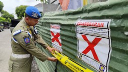 Tak Miliki Izin PBG, Delapan Bangunan Disegel Satpol PP Surabaya