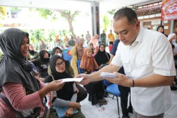 Wali Kota Surabaya Eri Cahyadi Berikan Ganti Rugi Pada UMKM Korban Penipuan