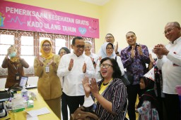 Wali Kota Eri Cahyadi Bersama Menko PMK Tinjau Langsung Pelaksanaan CKG di Surabaya