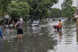 Curah Hujan Tinggi Sebabkan Kali Balong-Kandangan Meluap, DSDABM Surabaya Air Cepat Surut