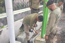 Satpol PP Kota Surabaya Tertibkan Reklame Ilegal yang Membahayakan Pengguna Jalan