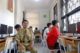 Lewat Omah Ilmu Arek Suroboyo, Anak Penerima Program 1 Keluarga Miskin 1 Sarjana Bisa Kuliah Gratis