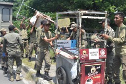 Baca juga : Satpol PP Surabaya Tertibkan 129 PKL di Kaki Jembatan Suramadu yang akan Direlokasi