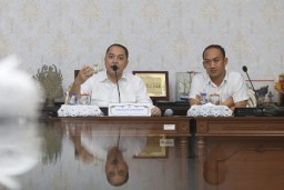 Wali Kota Surabaya Eri Cahyadi Dampingi Puluhan Pekerja Laporkan Penahanan Ijazah