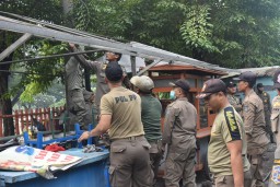 Satpol PP Surabaya Tertibkan 30 PKL yang Berjualan di Atas Saluran Air Kawasan Klenteng Mbah Ratu