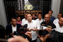 Puluhan Advokat Dampingi Wali Kota Eri Kawal Dugaan Kasus Penahanan Ijazah Lapor ke Polisi