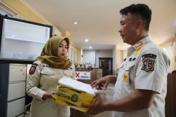 Satpol PP Surabaya Kirim Sampel Es Krim Beralkohol ke BPOM untuk Uji Kandungan