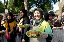 Semarak Ladies Program APEKSI: Istri Kepala Daerah Asyik Nguleg Rujak Cingur di Kenjeran