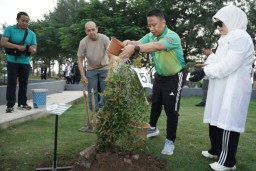 Peduli Terhadap Lingkungan, Anggota APEKSI Tanam 98 Pohon di Taman Suroboyo