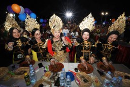 Pemkot Surabaya Hidupkan Memori THR-TRS Lewat Festival Rujak Uleg 2025