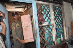 Baca juga : Satpol PP Surabaya Berikan Surat Peringatan ke-3 dan Tertibkan Bangunan di Bantaran Sungai Kalianak