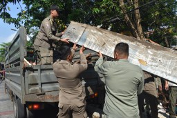 Pemkot Surabaya Tertibkan Bangunan Liar untuk Normalisasi Saluran Air di Wiyung Pratama dan Karangan PDAM